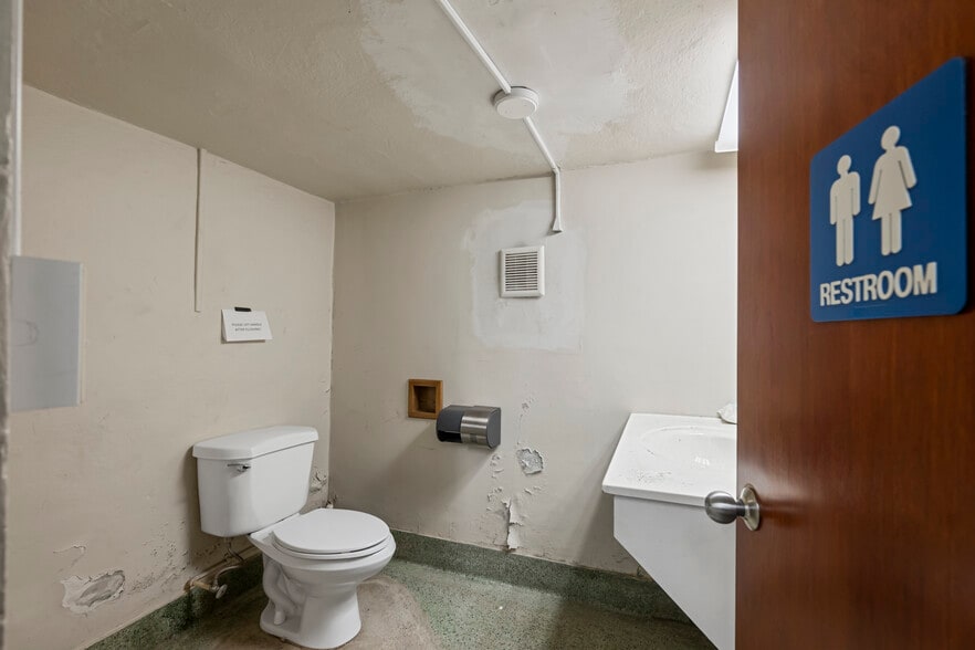 More Photos Of 21 State St, Oil City Specialty For Sale