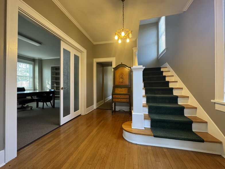 More Photos Of 210 State St, Little Rock Office For Lease