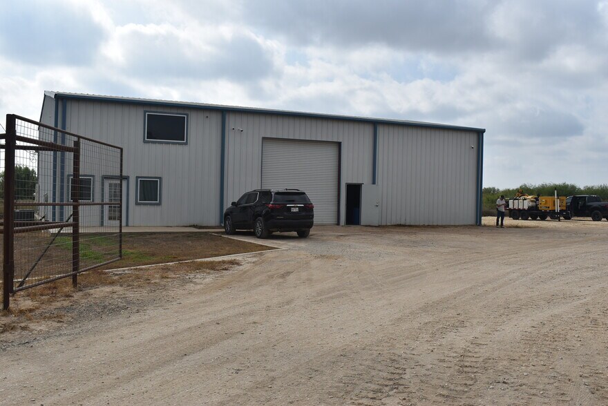 More Photos Of 204 Pr Cardinal Ln, Jourdanton Warehouse For Lease