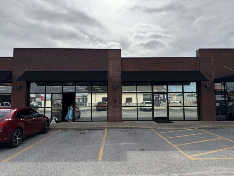 More Photos Of 432 S Mill St, Rogersville Storefront Retail Office For Lease