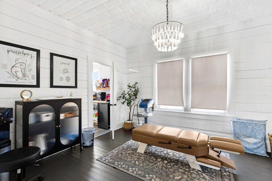 More Photos Of 322 S Main St, Boerne General Retail For Sale