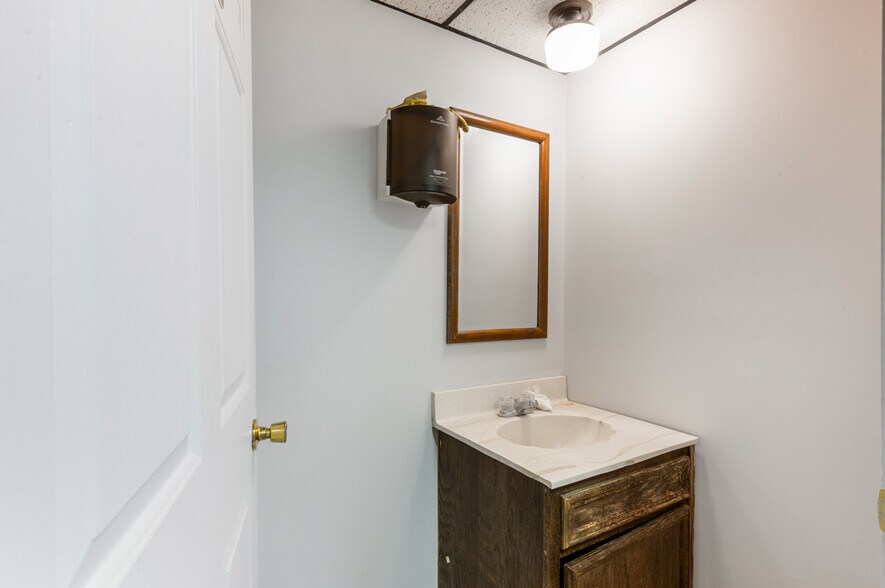 More Photos Of 149 Delaina Dr, Mount Washington Showroom For Sale