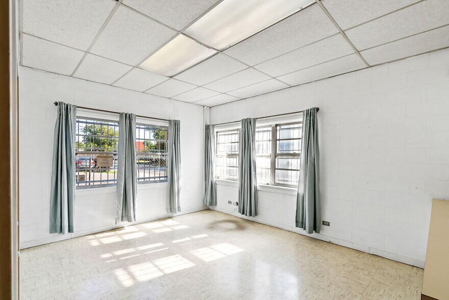 More Photos Of 1701 W Woodlawn Ave, San Antonio Religious Facility For Sale