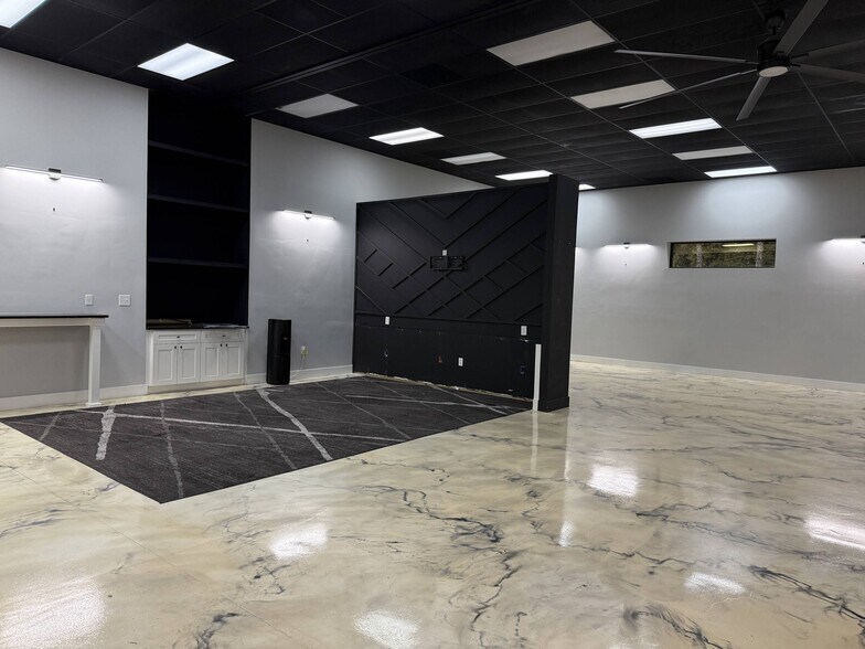 More Photos Of 10400 D Alpharetta St, Roswell Flex For Lease