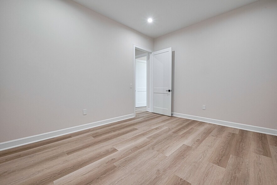 More Photos Of 1325 Main St, Katy Office Residential For Lease