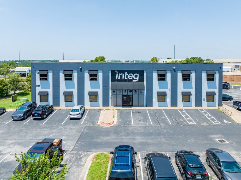 More Photos Of 1606 Headway Cir, Austin Light Manufacturing For Lease