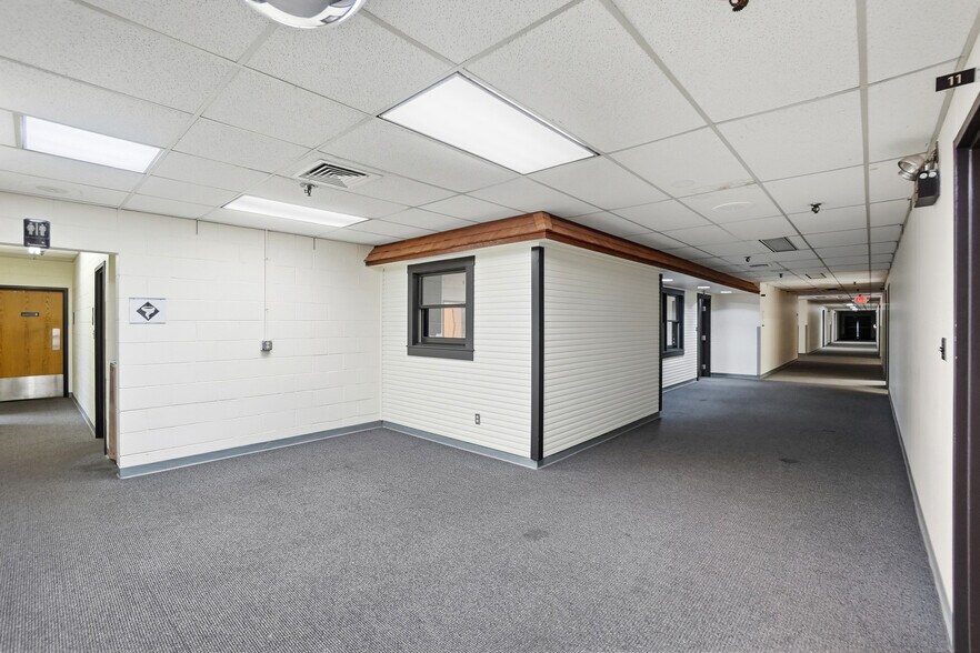 More Photos Of 110 W Leffel Ln, Springfield Service For Lease