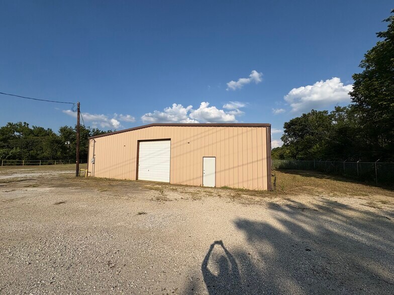 More Photos Of 1516 S Sycamore St, Palestine Warehouse For Lease