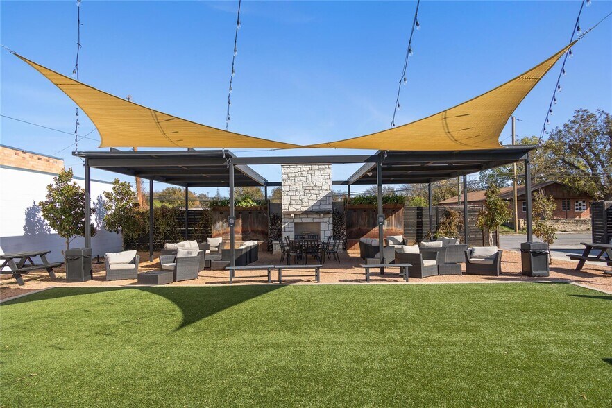 More Photos Of 508 N Center Ave, Brownwood Department Store For Sale