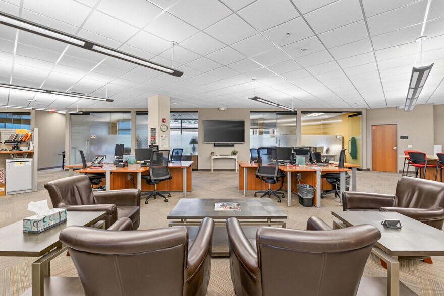 More Photos Of 9605 Schmidt Lake Rd, Plymouth Office Residential For Lease