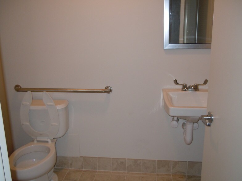 More Photos Of 1600 N Ocean Ave, Holtsville Warehouse For Lease