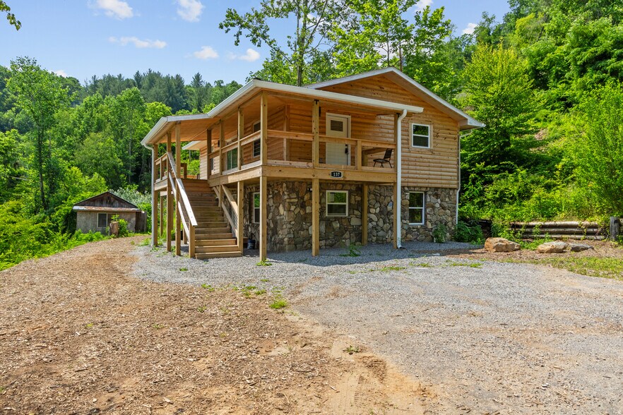 Primary Photo Of 137 Red Maple Ln, Burnsville Apartments For Sale