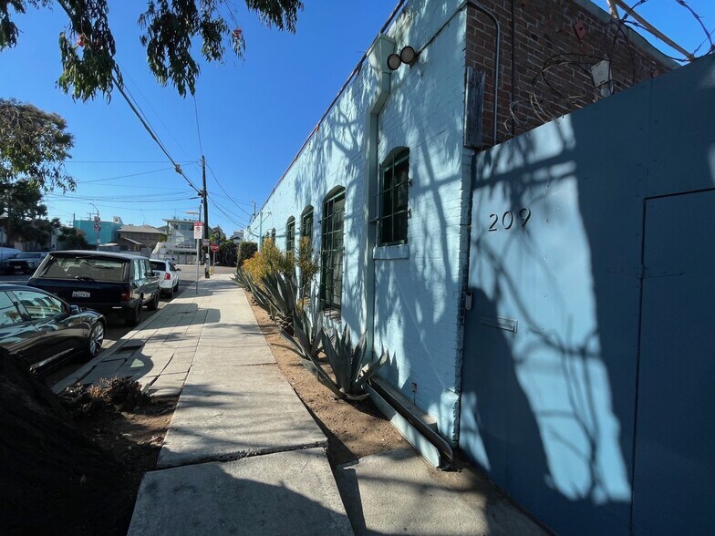 Primary Photo Of 209 San Juan Ave, Venice Flex For Lease