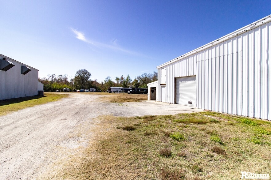 More Photos Of 1042 Hoover Rd, Winter Haven Warehouse For Lease