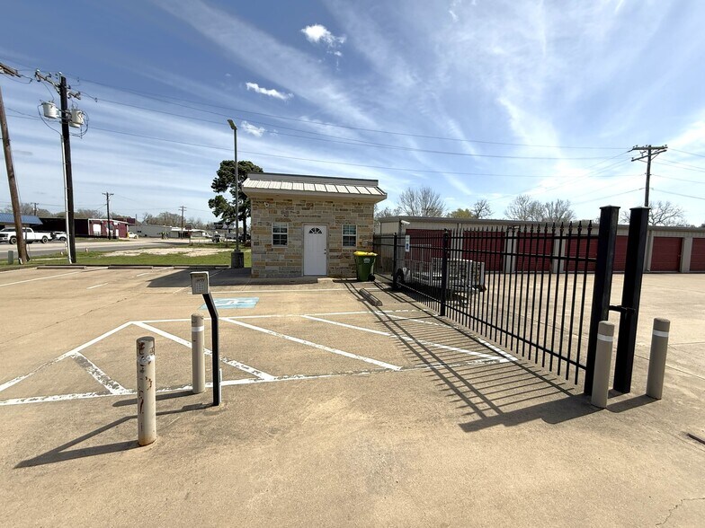 More Photos Of 801 W Brown St, Hearne Self Storage For Sale