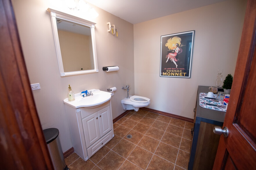 More Photos Of 824 W Superior St, Chicago Office Residential For Sale