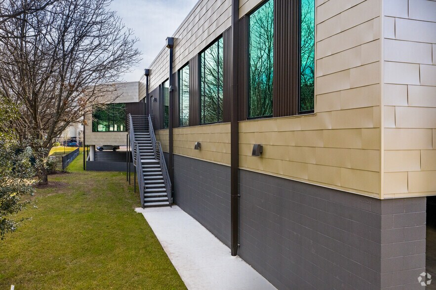 More Photos Of 31 Navasota St, Austin Office For Lease