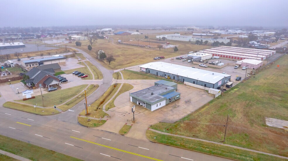 More Photos Of 401 S Ranchwood Blvd, Yukon Flex For Sale