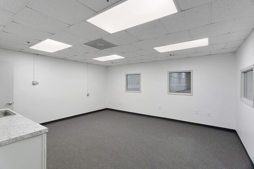 More Photos Of 640 N Northpark Dr, Clinton Warehouse For Sale