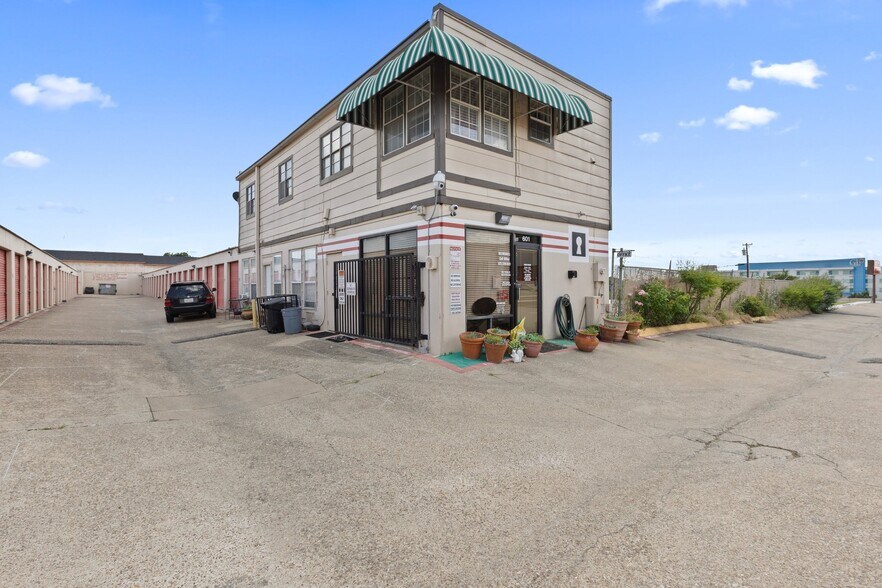 More Photos Of 1920 N Interstate 35 E, Lancaster Self Storage For Lease