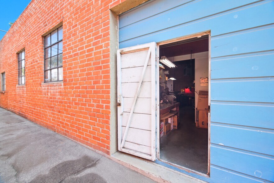 More Photos Of 11856 Mississippi Ave, Los Angeles Warehouse For Sale