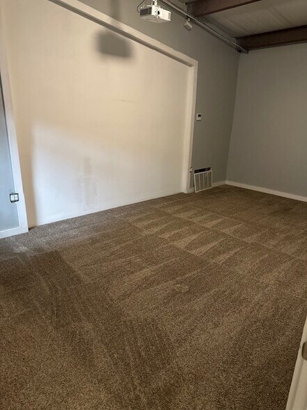 More Photos Of 6355 Boucher Dr, Edmond Showroom For Lease