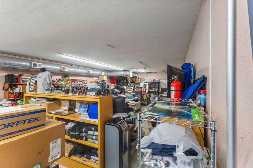 More Photos Of 2038 W Broadway Ave, Minneapolis Storefront For Sale