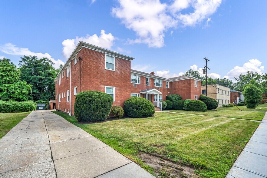 More Photos Of 885 S Green Rd, Cleveland Apartments For Sale