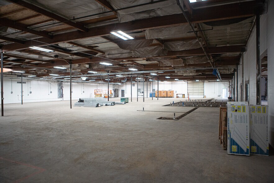 More Photos Of 13340 Raymer St, North Hollywood Manufacturing For Sale