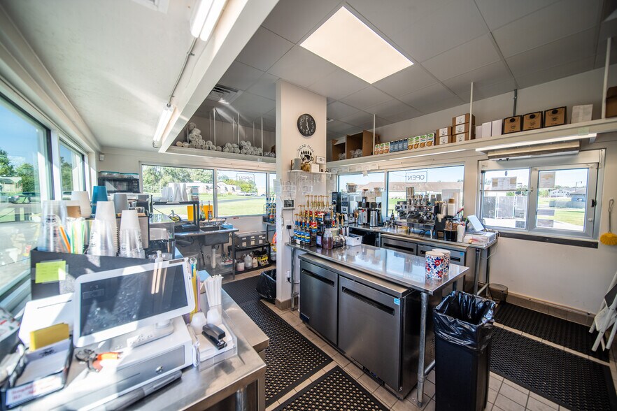 More Photos Of 190 High Point Pl NE, Byron General Retail For Sale