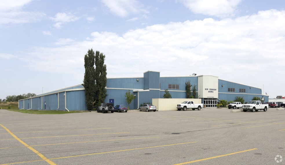 More Photos Of 200 East Lake Cres NE, Airdrie Swimming Pool For Lease