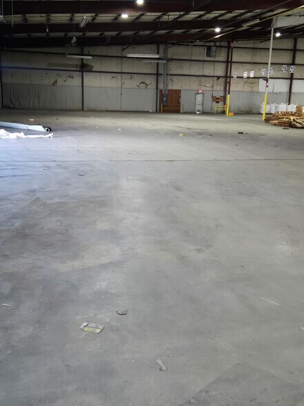 More Photos Of 410 S River St, Calhoun Warehouse For Lease