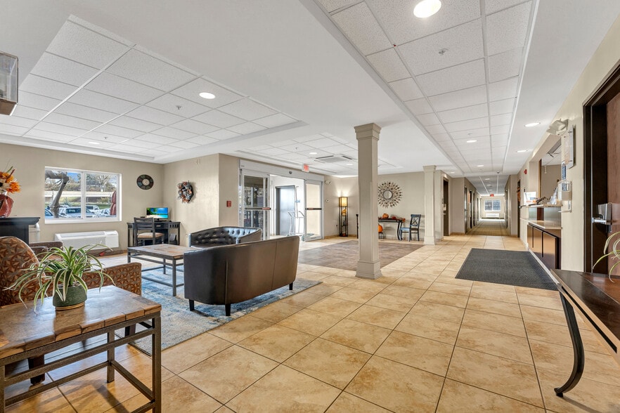 More Photos Of 975 Sheffield St, Washington Hotel For Sale