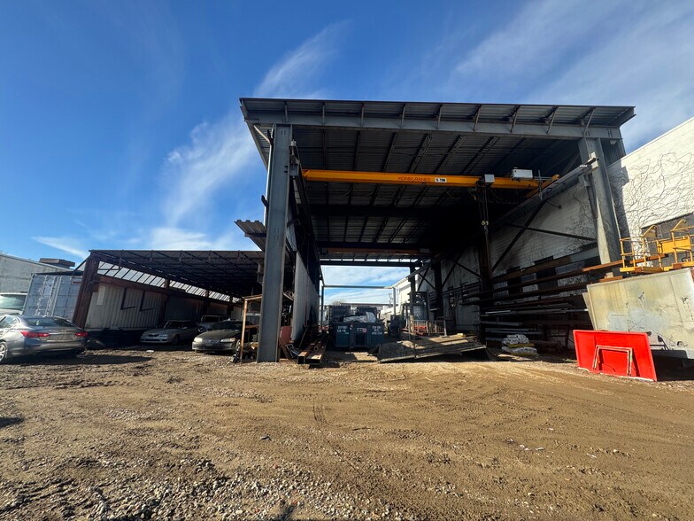 More Photos Of 115-117 S 13th St, Lindenhurst Warehouse For Lease