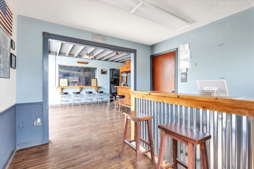 More Photos Of 202 S Gulf Blvd, Freeport Warehouse For Sale