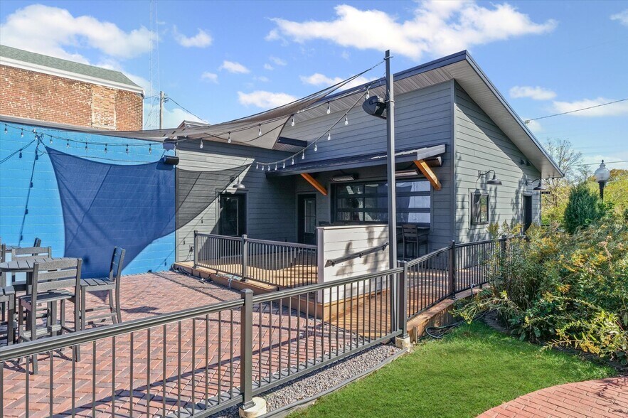 More Photos Of 125 S Market St, Paxton Specialty For Sale