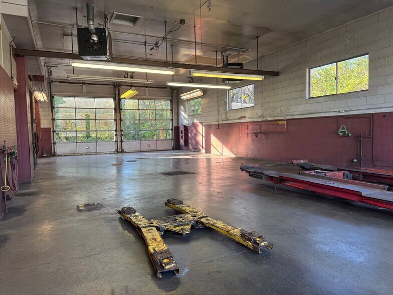 More Photos Of 913-915 W Galbraith Rd, Cincinnati Auto Repair For Sale