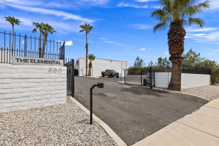More Photos Of 800 S Vella Rd, Palm Springs Warehouse For Lease