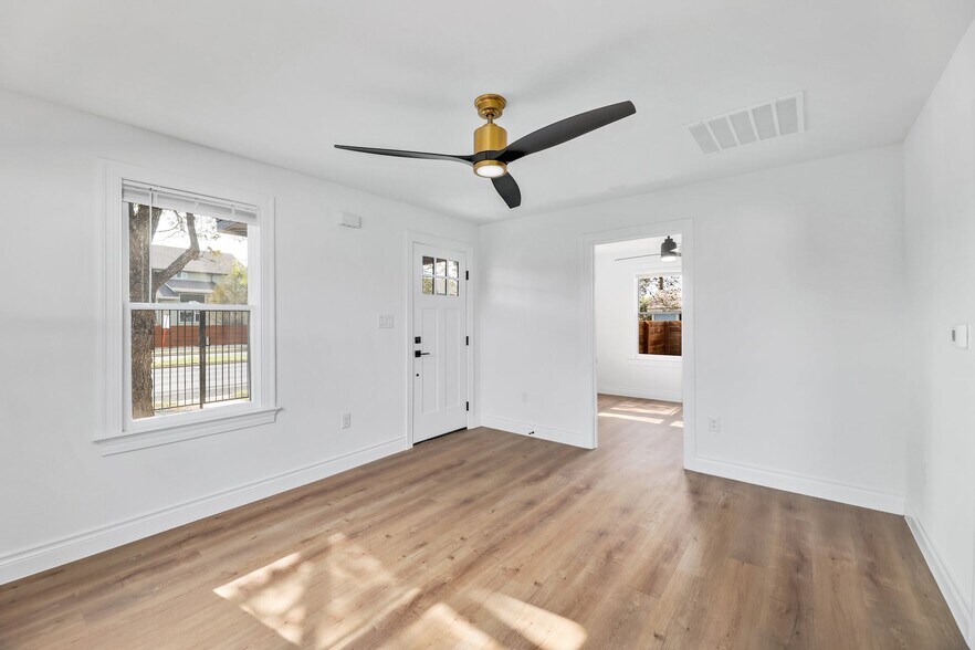 More Photos Of 306 W Stassney Ln, Austin Specialty For Sale
