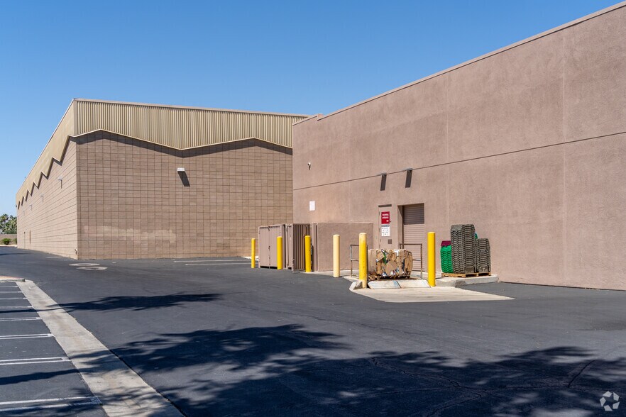 More Photos Of 425 S Sunrise Way, Palm Springs General Retail For Lease