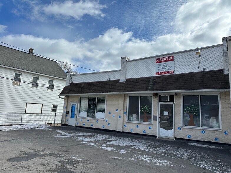 More Photos Of 574 W Main St, Plymouth Office Residential For Lease