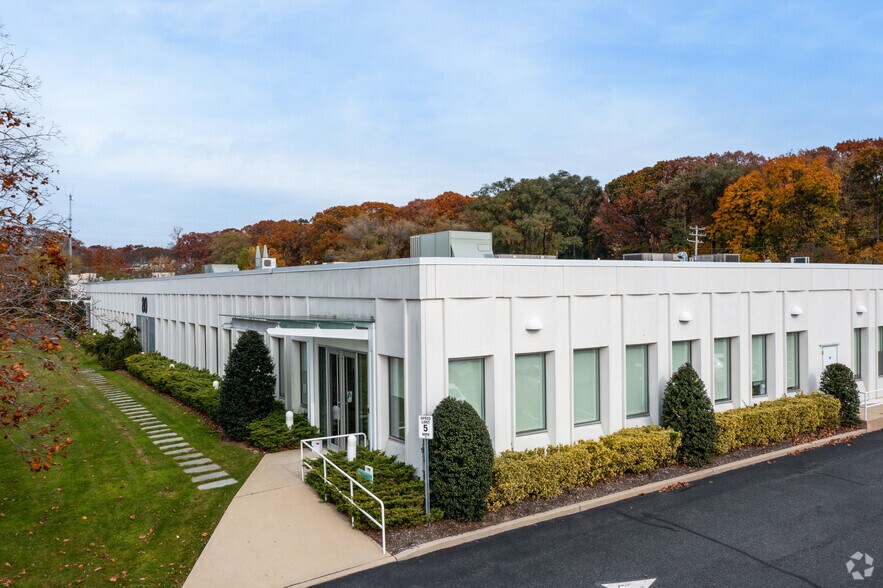 More Photos Of 80 Crossways Park Dr, Woodbury Office For Lease