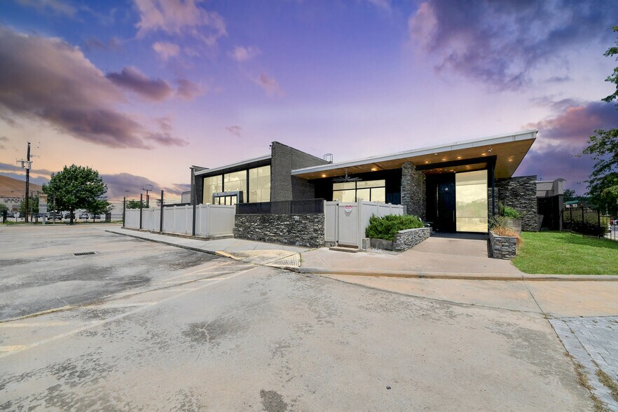 More Photos Of 7801 Westheimer Rd, Houston Restaurant For Lease