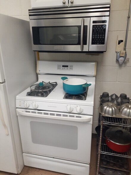 More Photos Of 507 Sherman St, Belleville General Retail For Sale