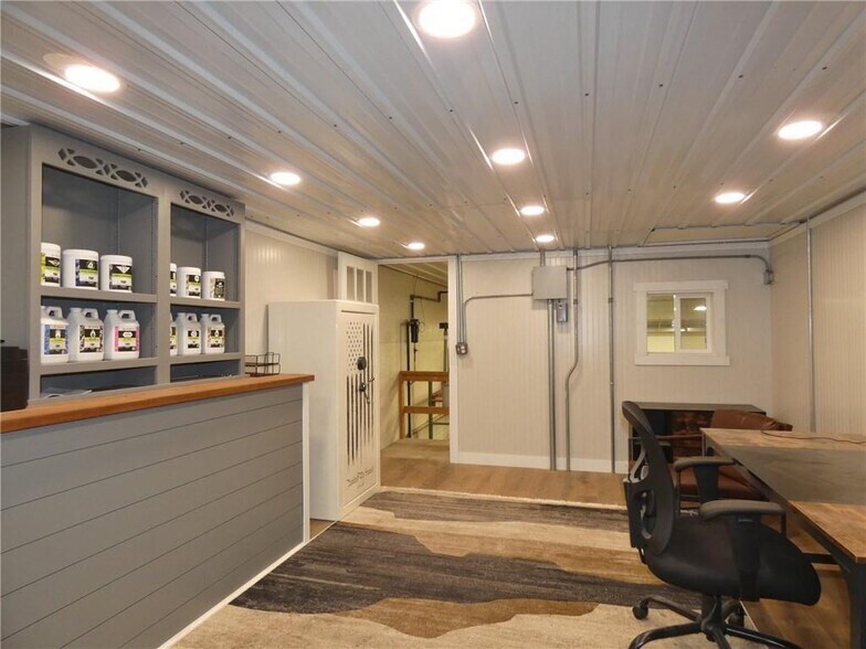More Photos Of 2284 Graceland dr, Pella Flex For Sale