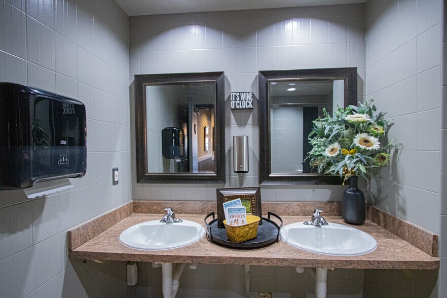 More Photos Of 104 Macomb Pl, Mount Clemens Restaurant For Sale