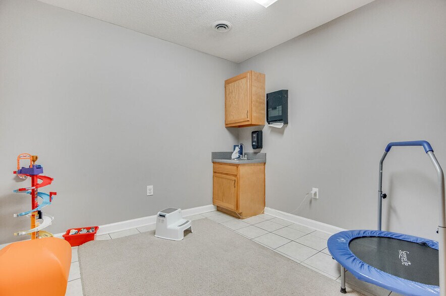 More Photos Of 217-219 Station St, Jacksonville Medical For Lease