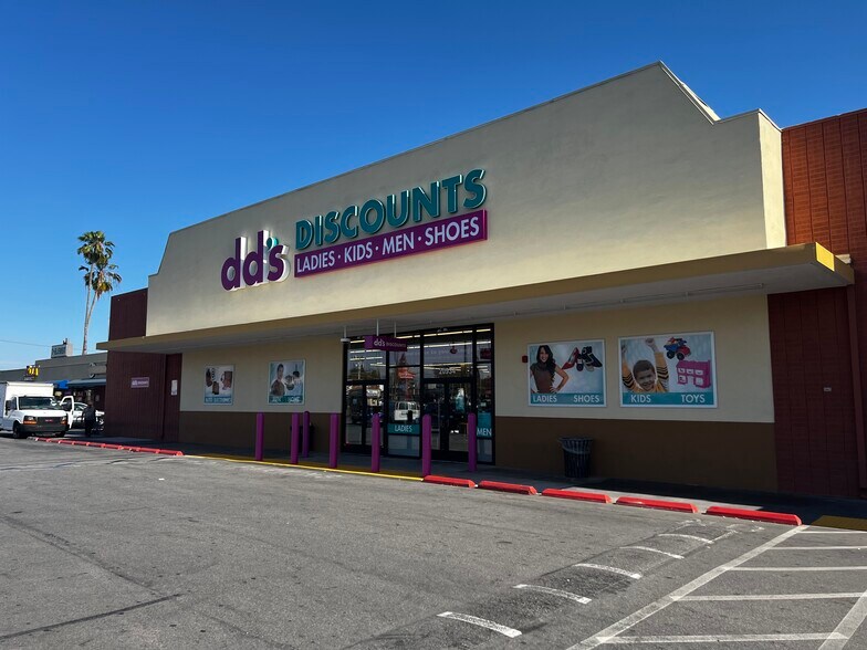 Primary Photo Of 20900-20934 Roscoe Blvd, Canoga Park Unknown For Lease