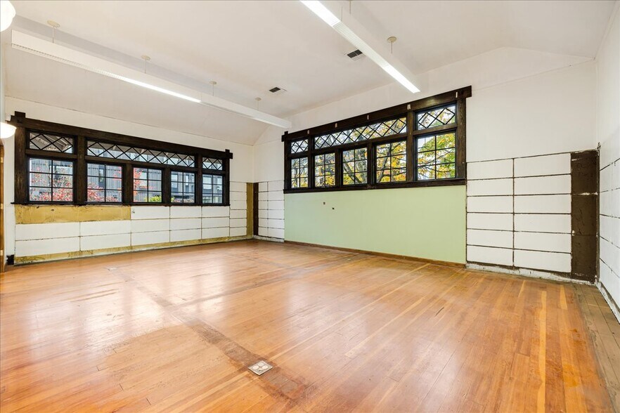 More Photos Of 5827 SE 91st Ave, Portland Medical For Sale