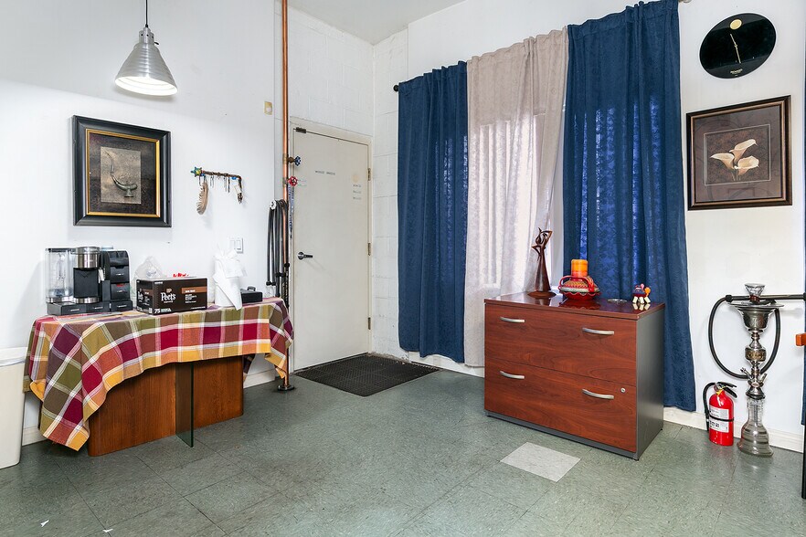More Photos Of 1550 Victory Blvd, Glendale Office For Sale